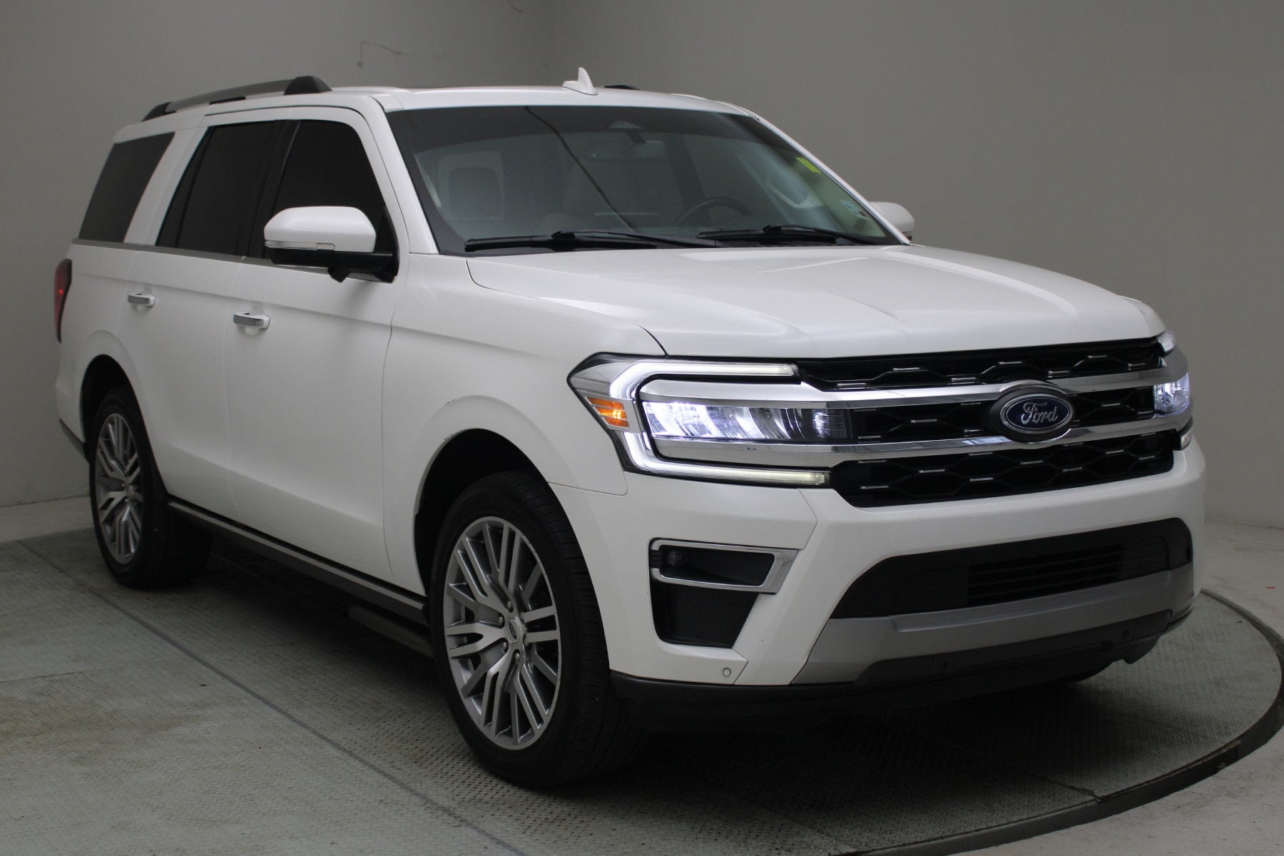 2024 Ford Expedition Limited's photo