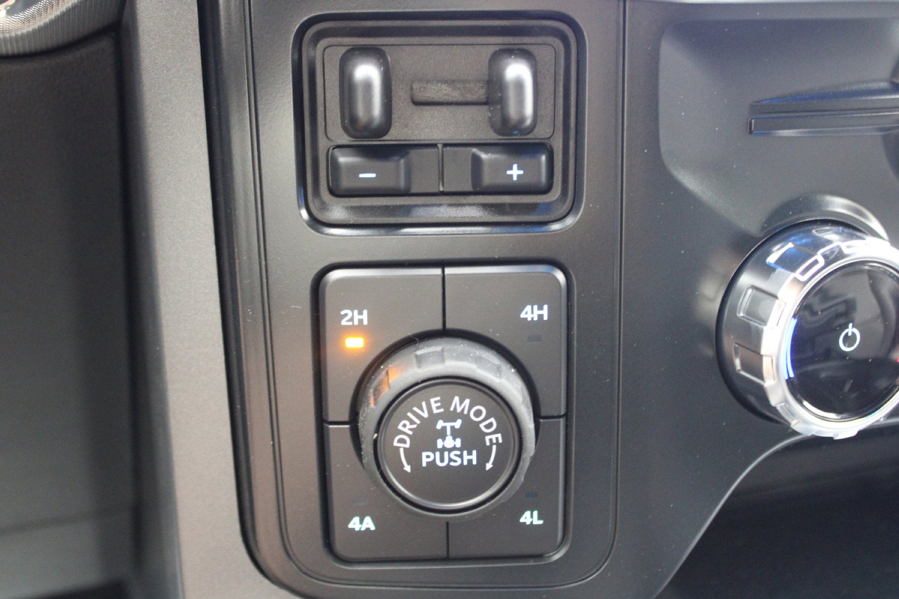 2025 Ford F-150 Lariat - Photo 12