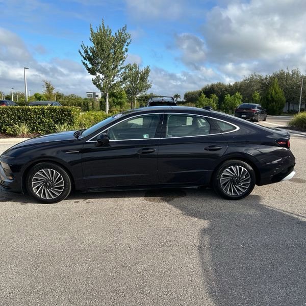2025 Hyundai Sonata Hybrid Limited photo 2