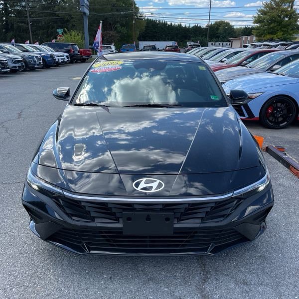 2025 Hyundai Elantra SEL Sport photo 2