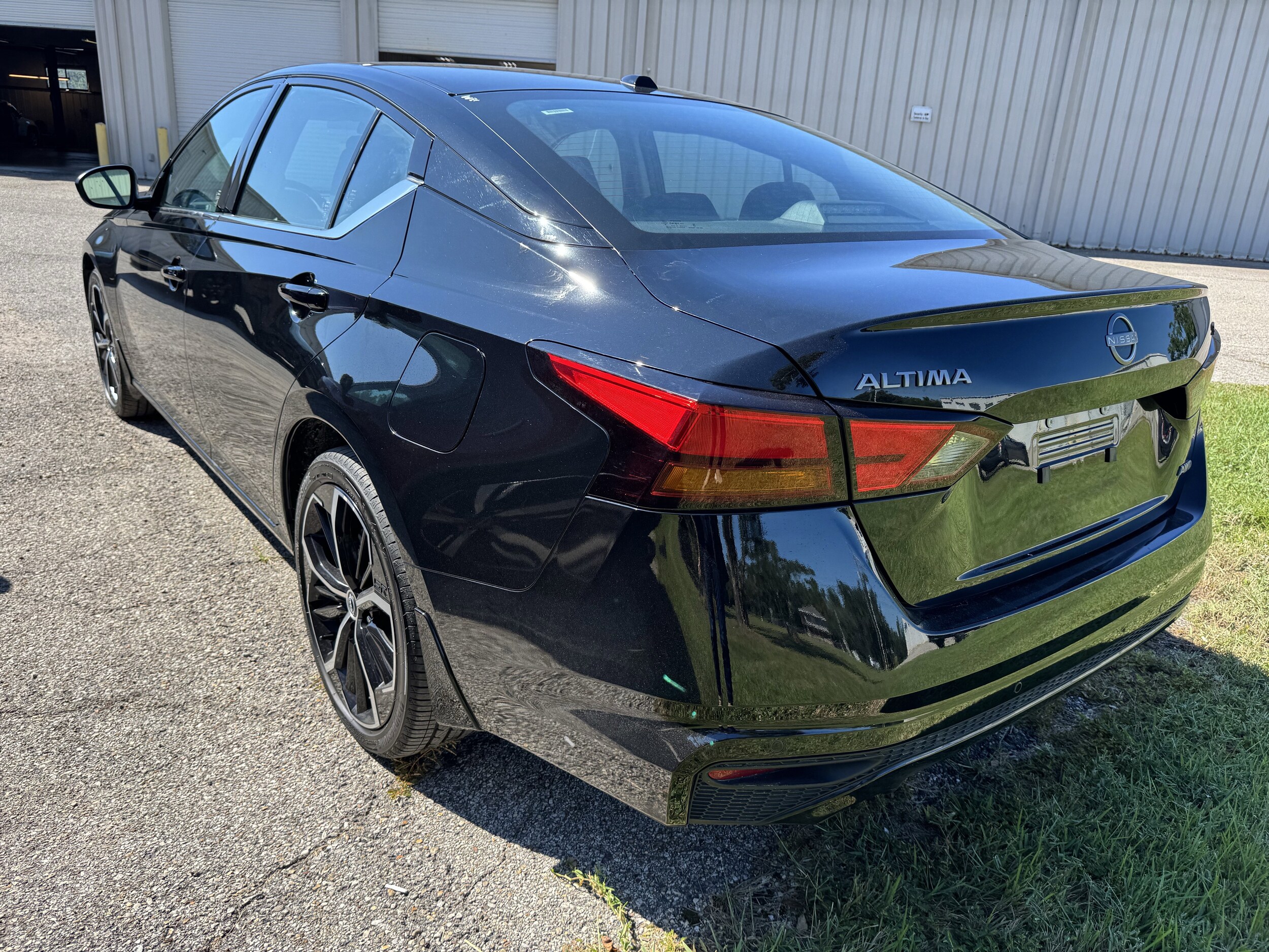 2025 Nissan Altima SR photo 2