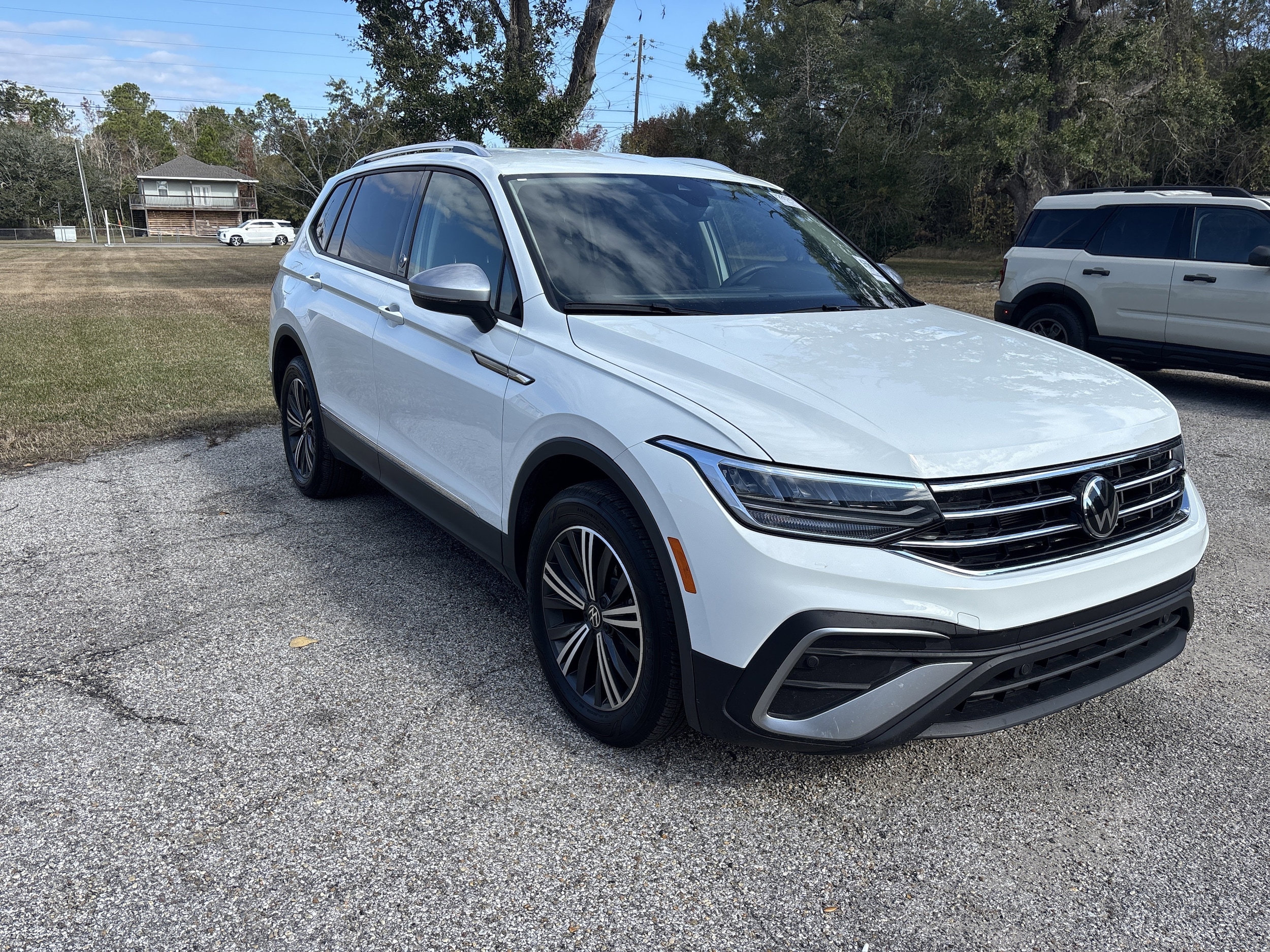 2024 Volkswagen Tiguan SE's photo