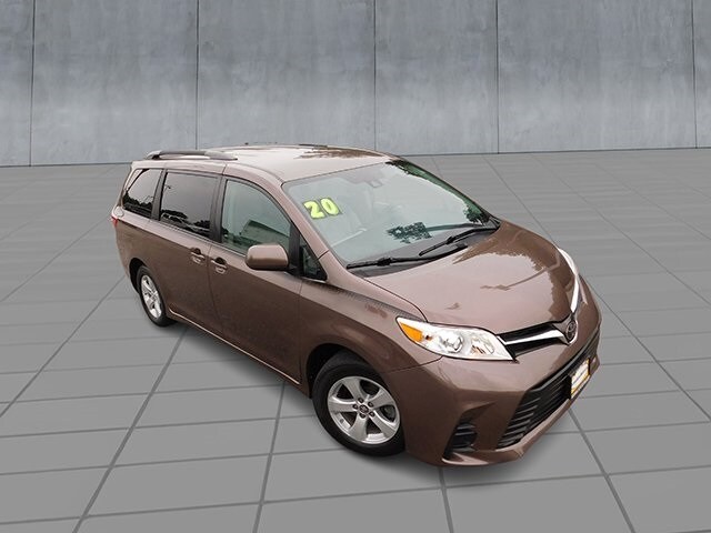 2020 Toyota Sienna LE photo 2
