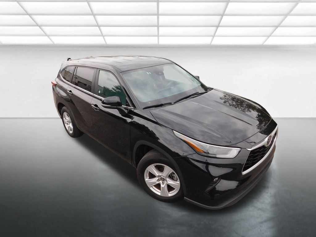 2024 Toyota Highlander LE photo 2