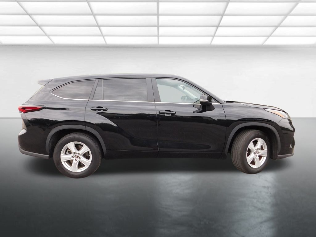 2024 Toyota Highlander LE photo 4