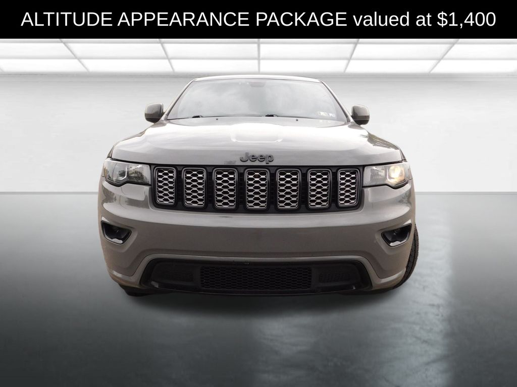 2021 Jeep Grand Cherokee Laredo photo 3