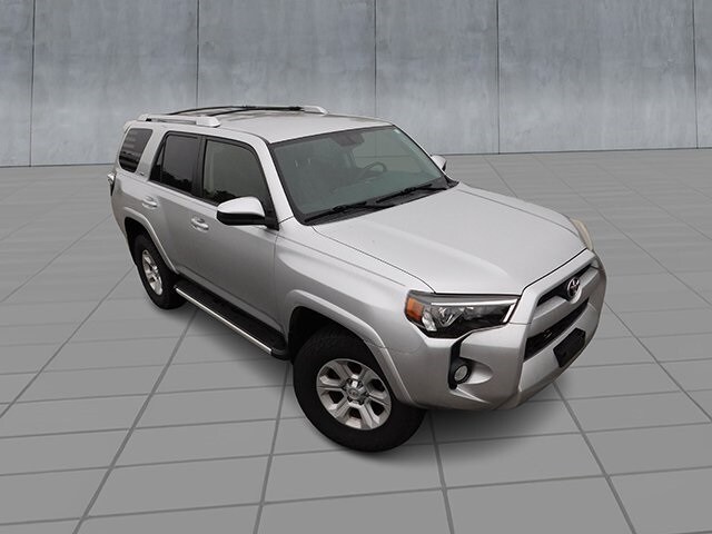 2016 Toyota 4Runner SR5 photo 2