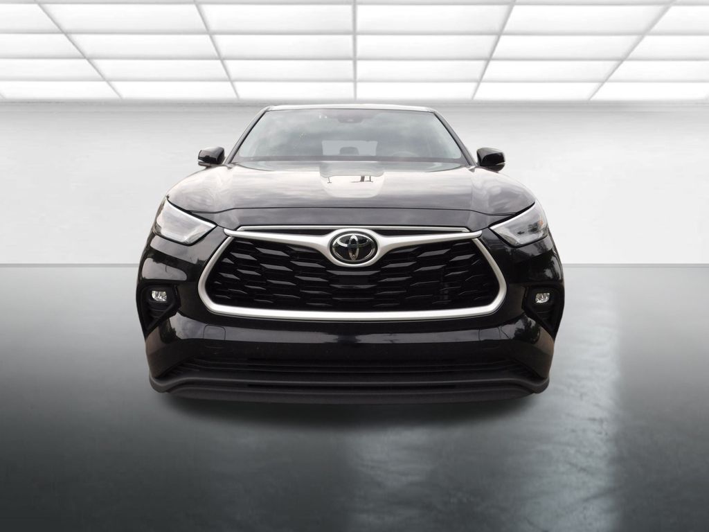 2024 Toyota Highlander LE photo 3