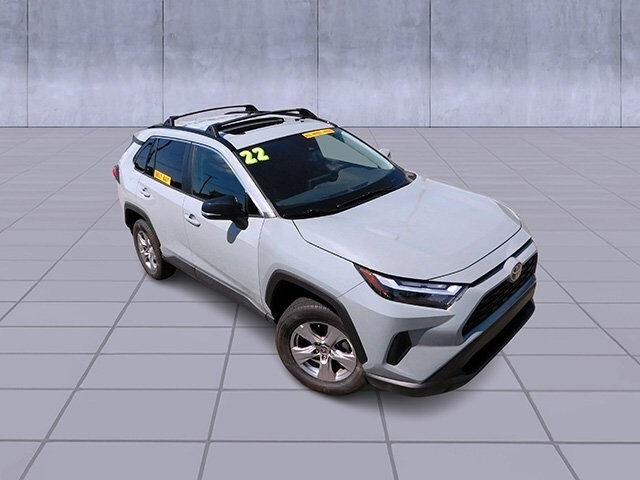 2022 Toyota RAV4 XLE photo 2