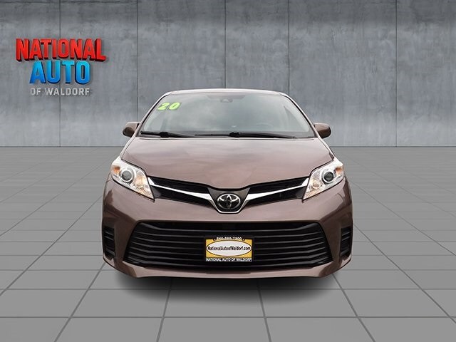 2020 Toyota Sienna LE photo 3