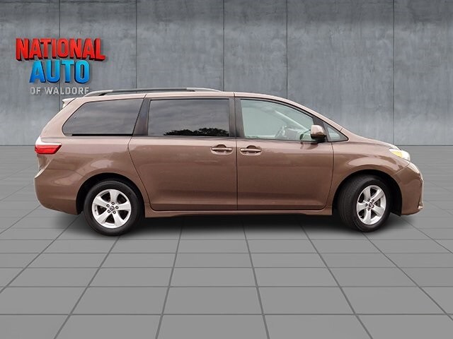 2020 Toyota Sienna LE photo 4