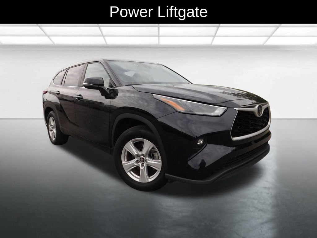 2024 Toyota Highlander LE's photo