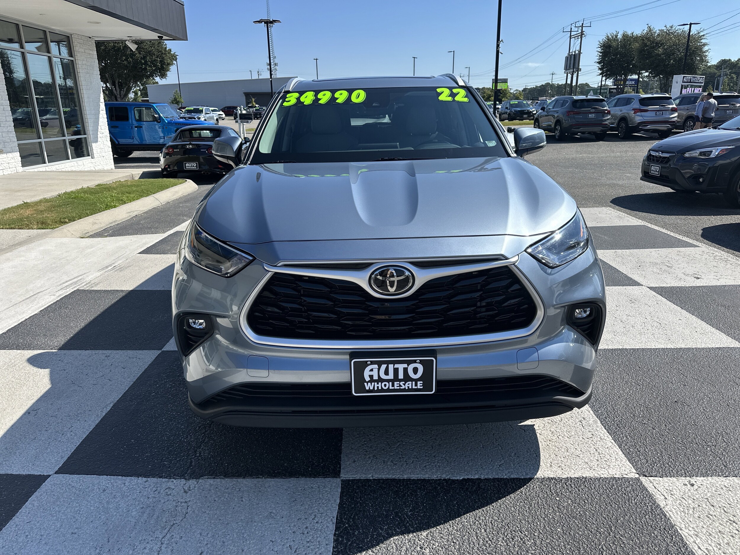 2022 Toyota Highlander XLE photo 2