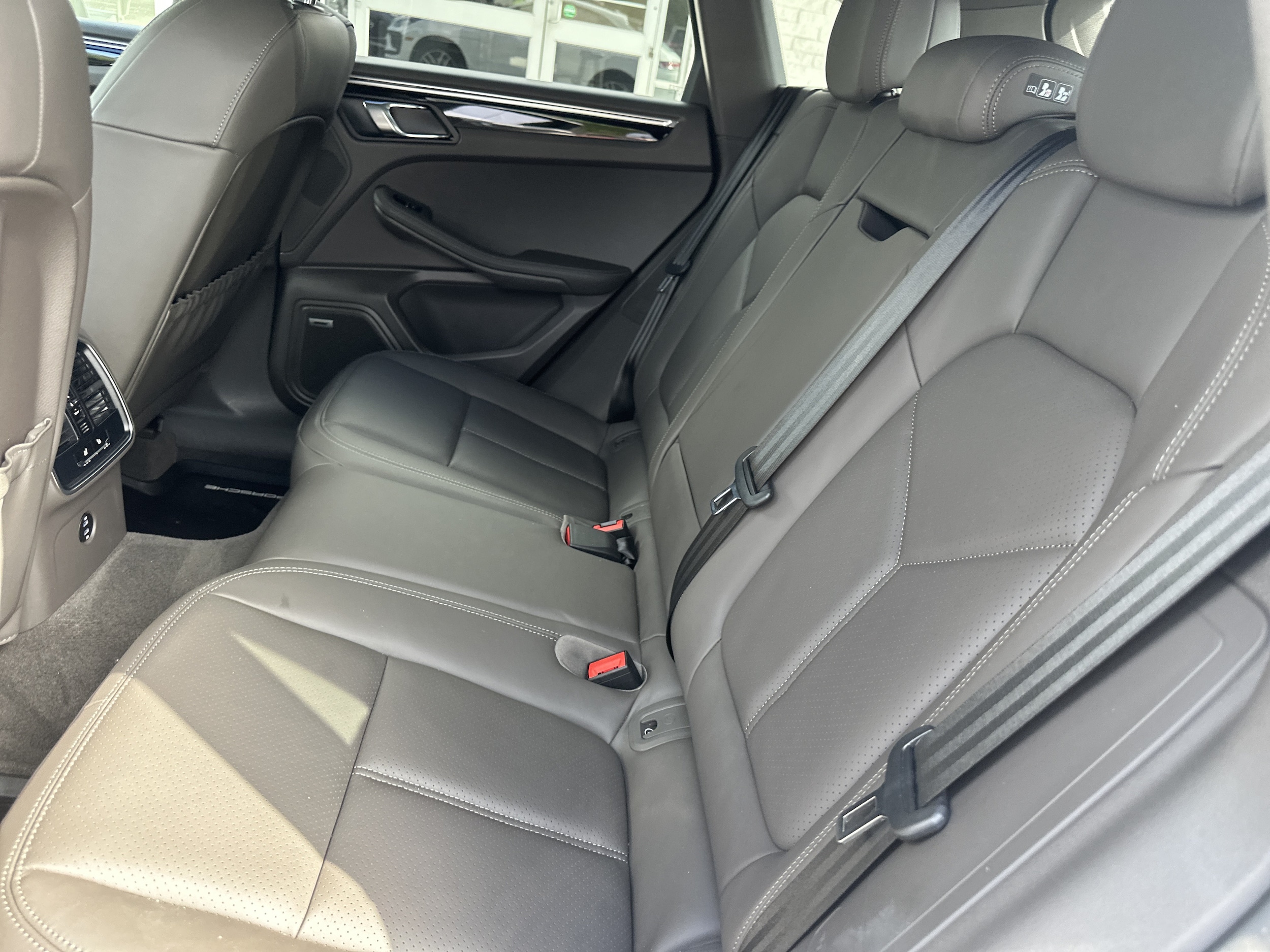 2025 Porsche Macan T - Photo 12