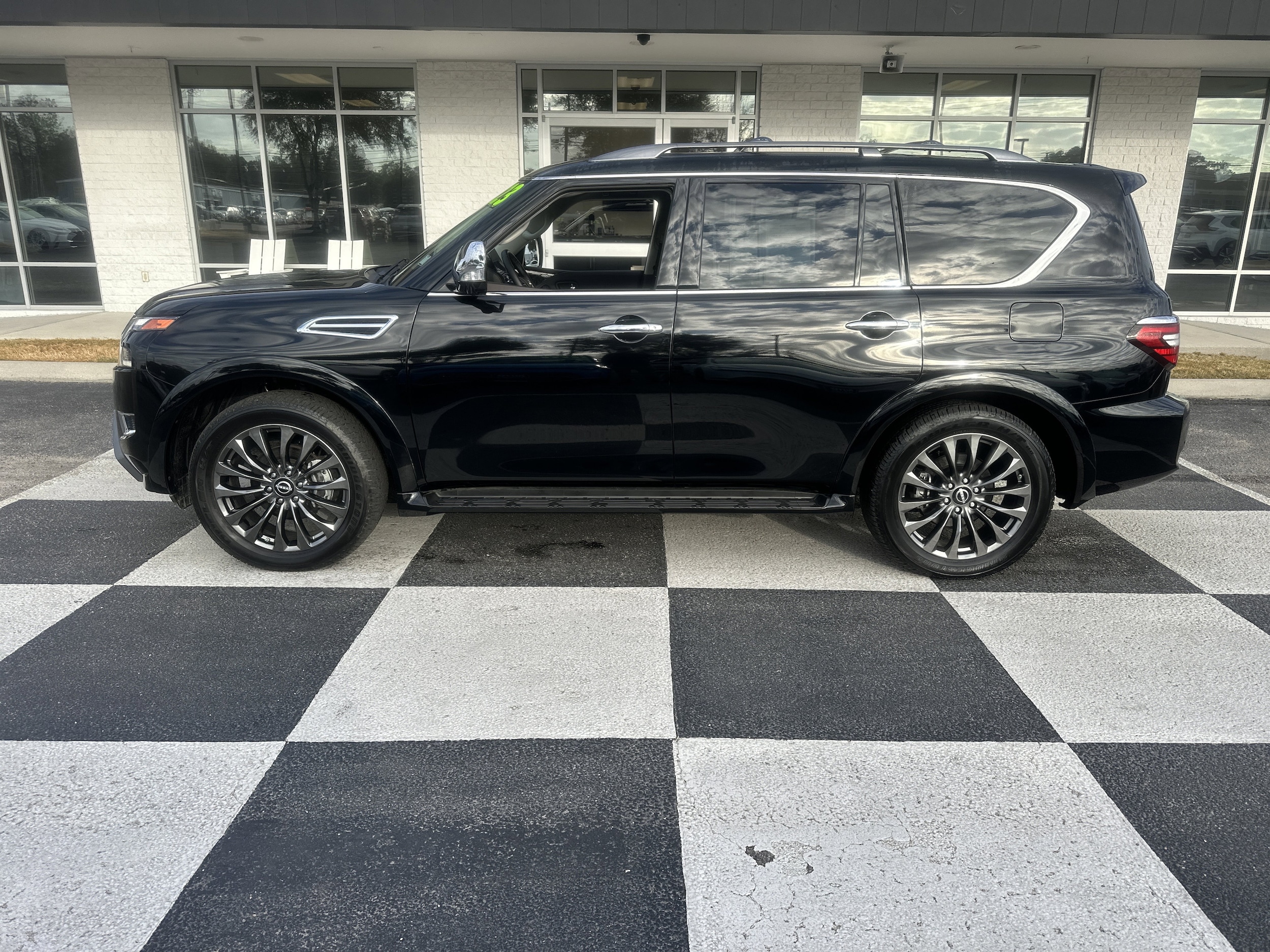 2023 Nissan Armada Platinum's photo
