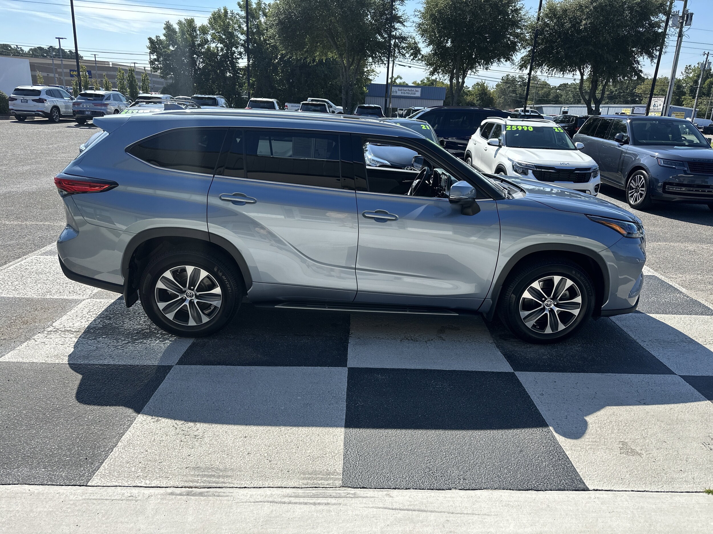 2022 Toyota Highlander XLE photo 3