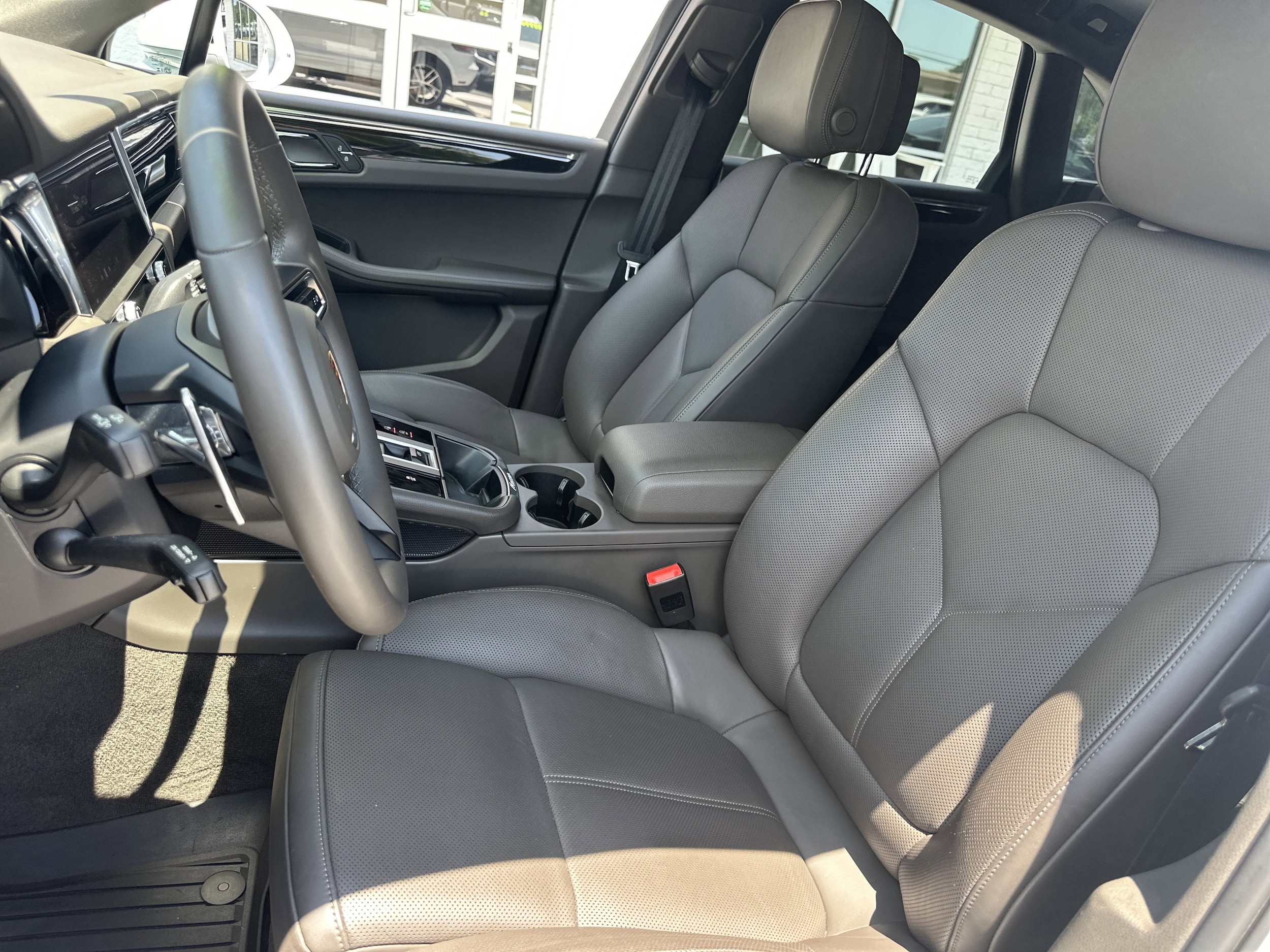 2025 Porsche Macan - Photo 10