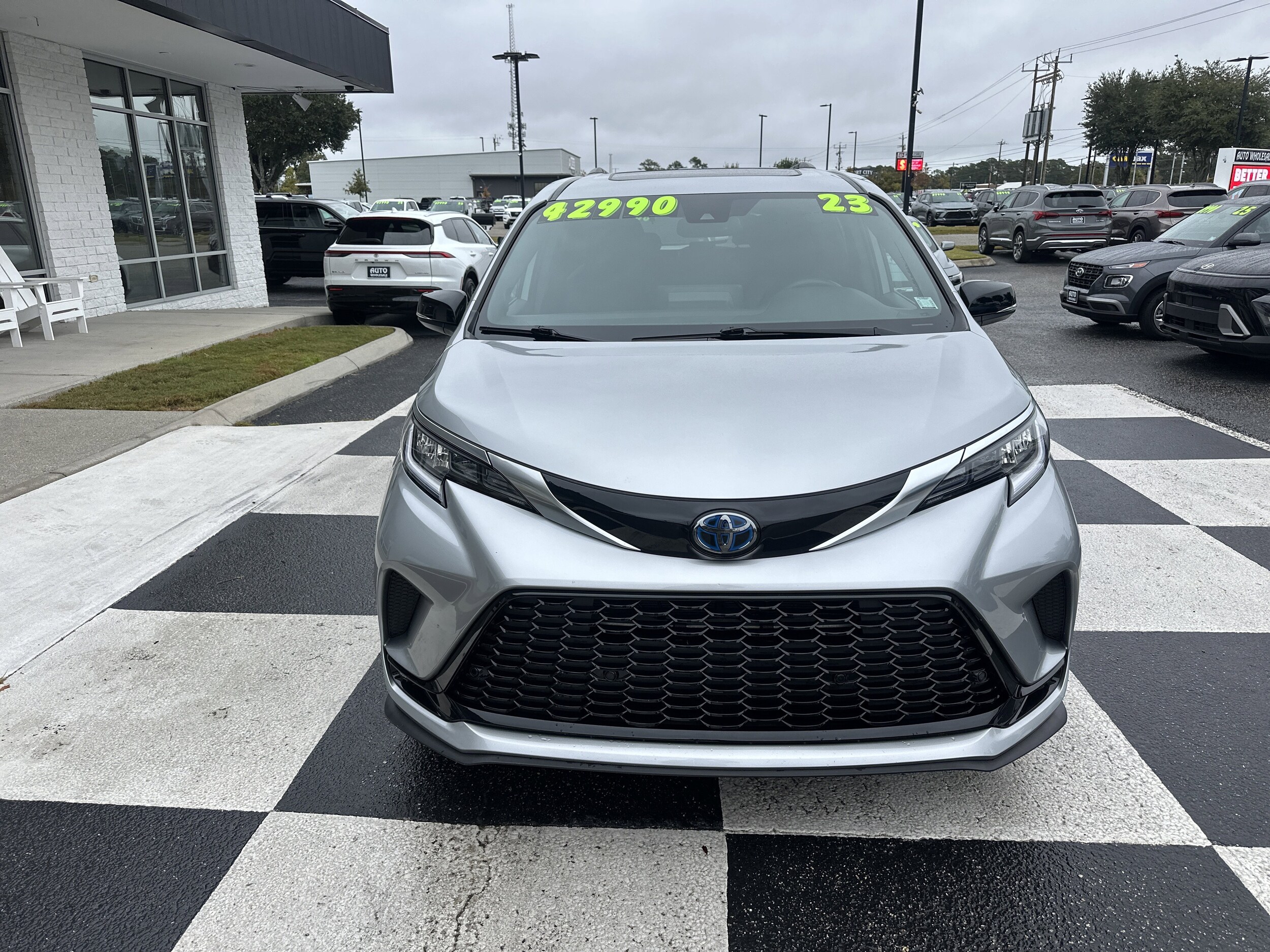 2023 Toyota Sienna XSE photo 2