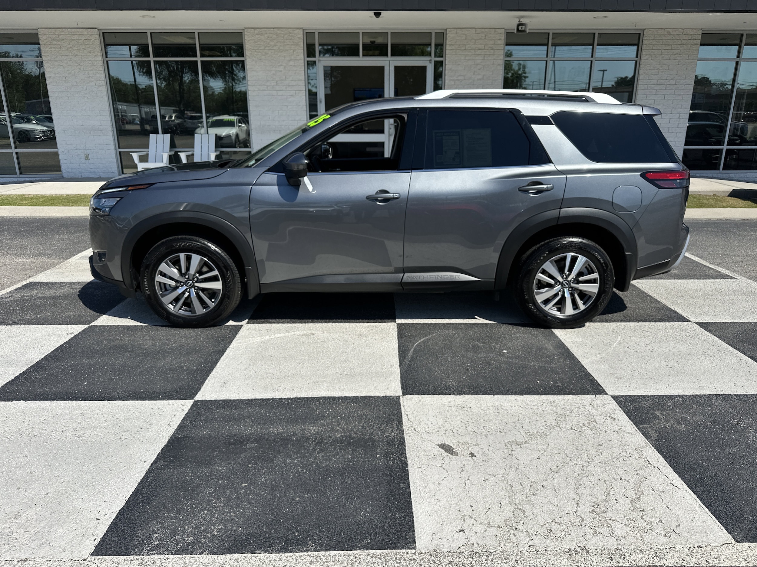 2025 Nissan Pathfinder SL 2WD's photo