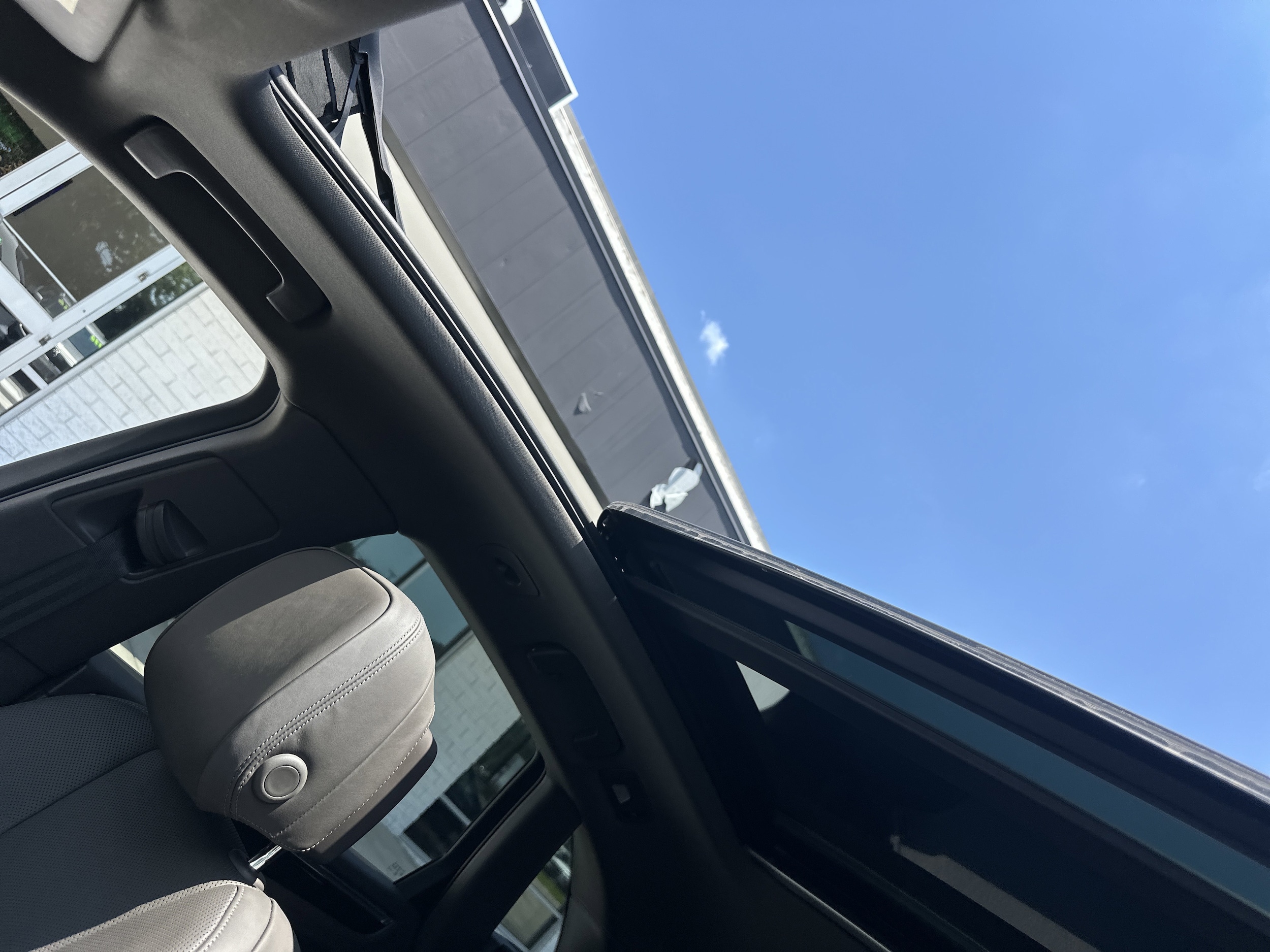 2025 Porsche Macan - Photo 11