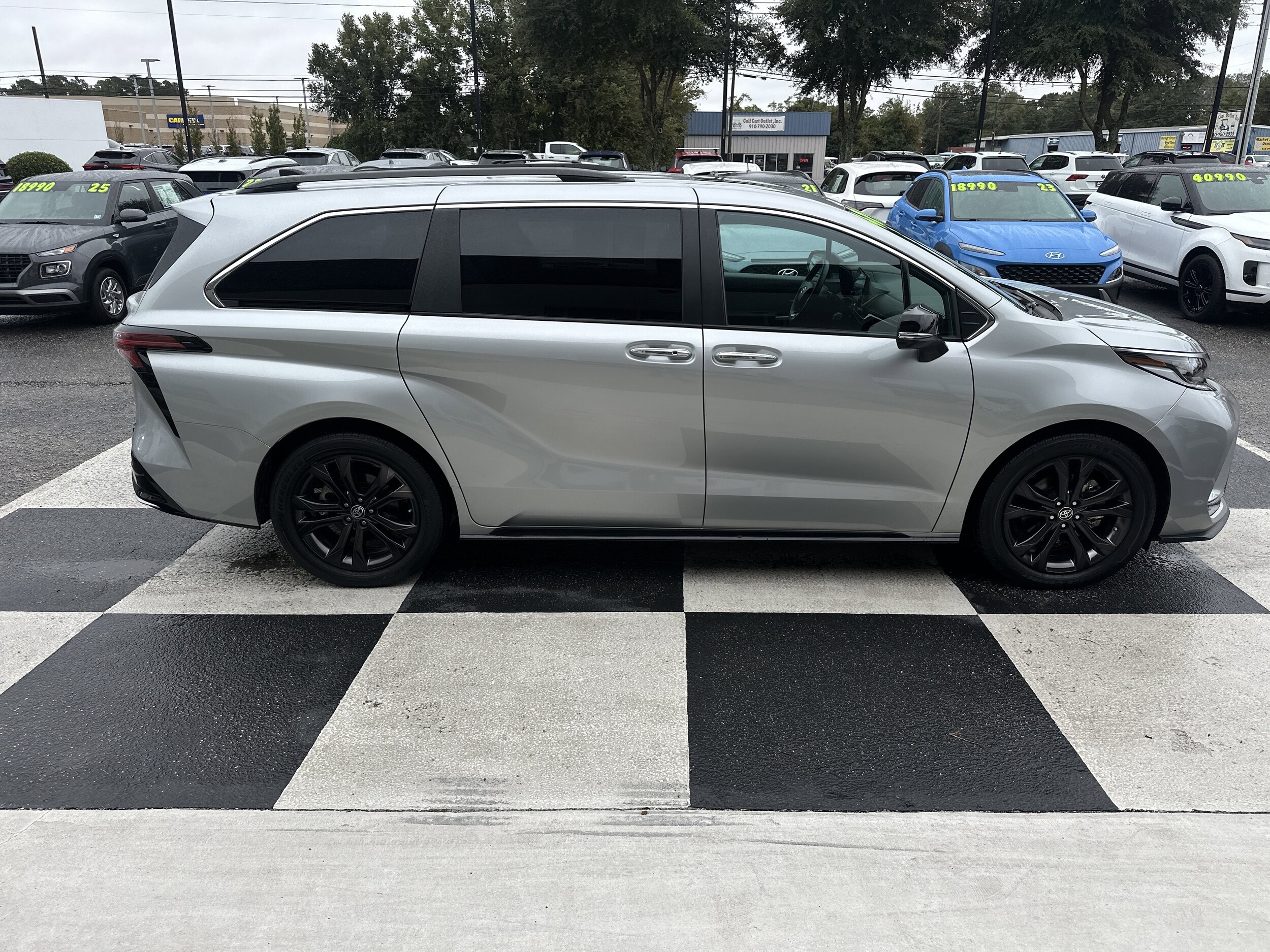 2023 Toyota Sienna XSE photo 3