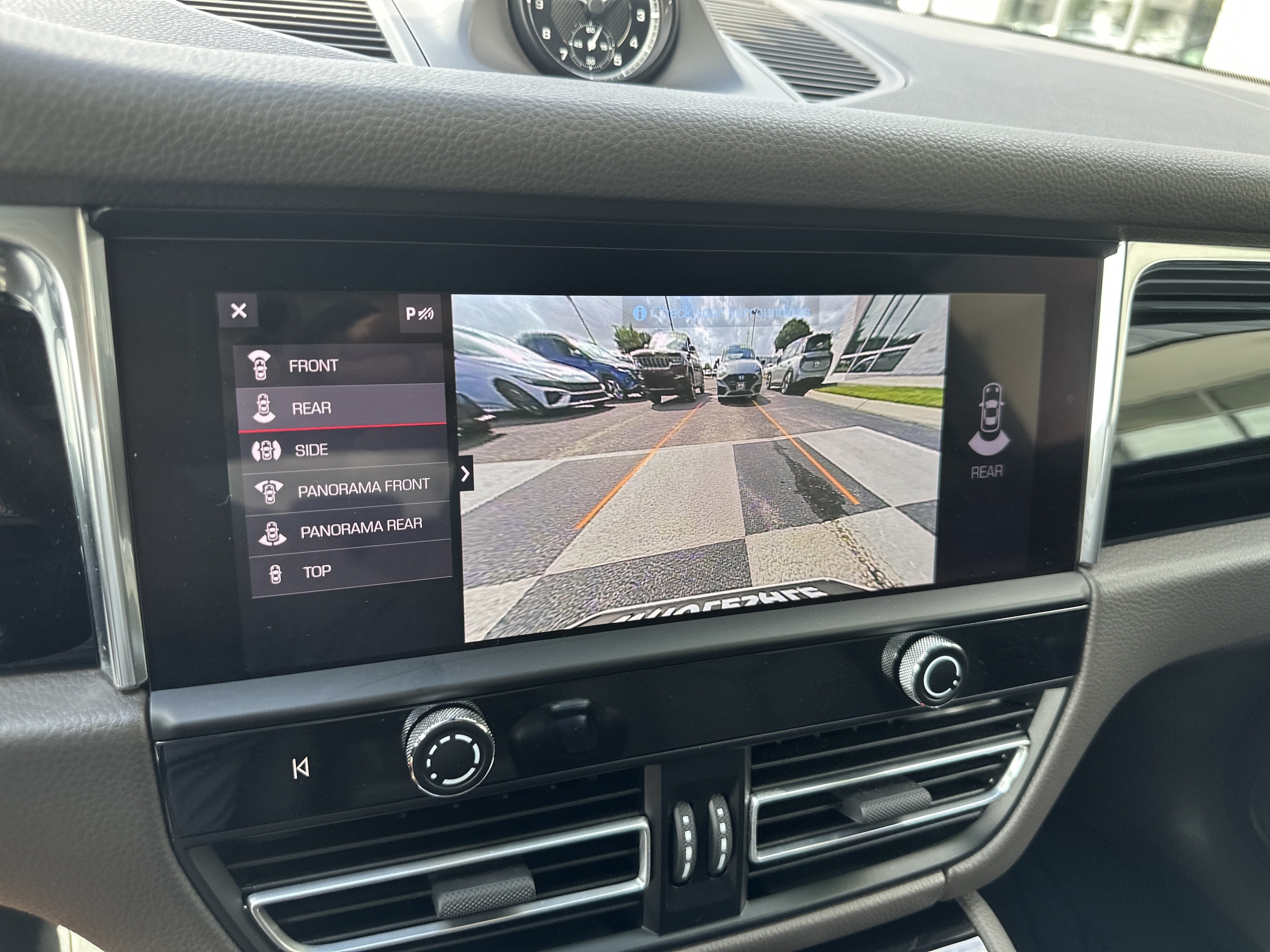 2025 Porsche Macan T - Photo 18