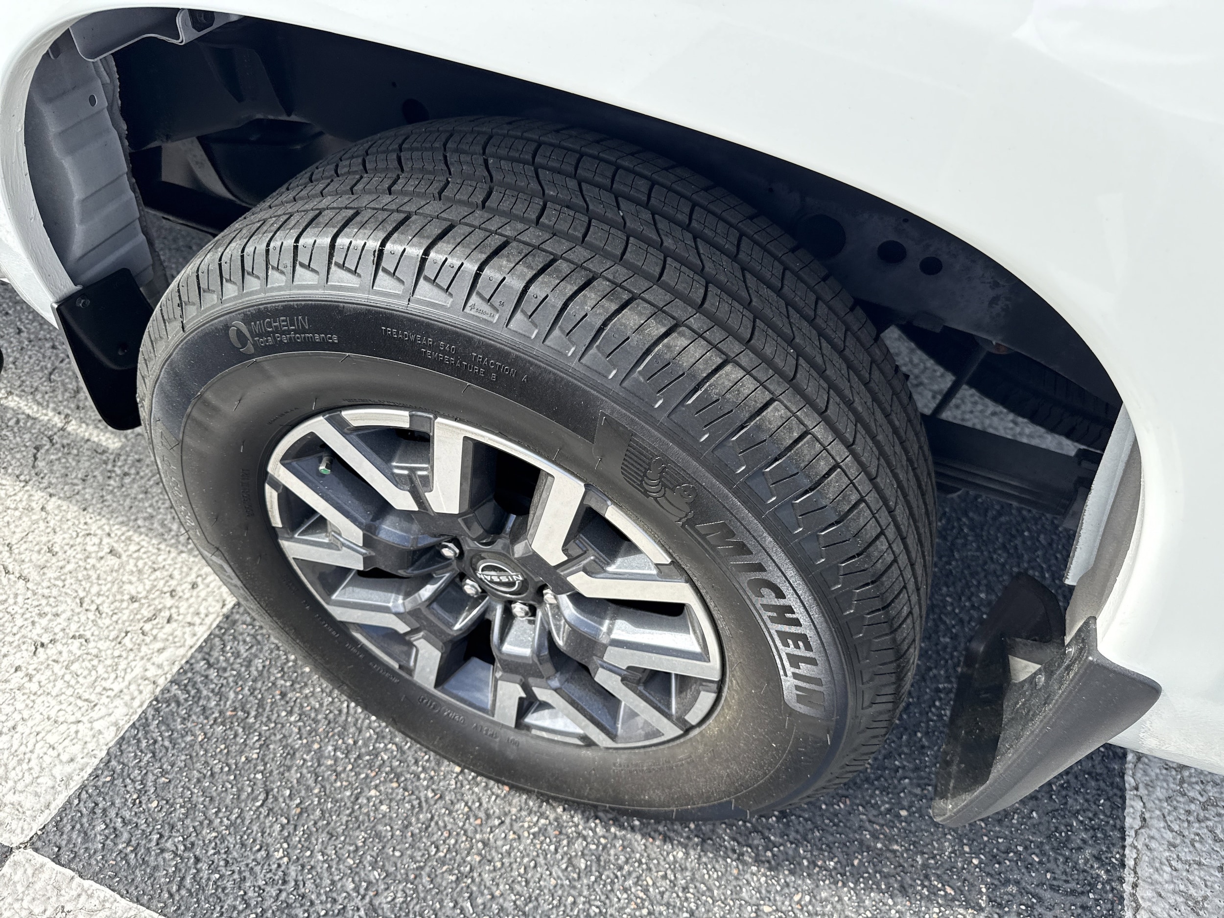 2024 Nissan Frontier SL - Photo 13