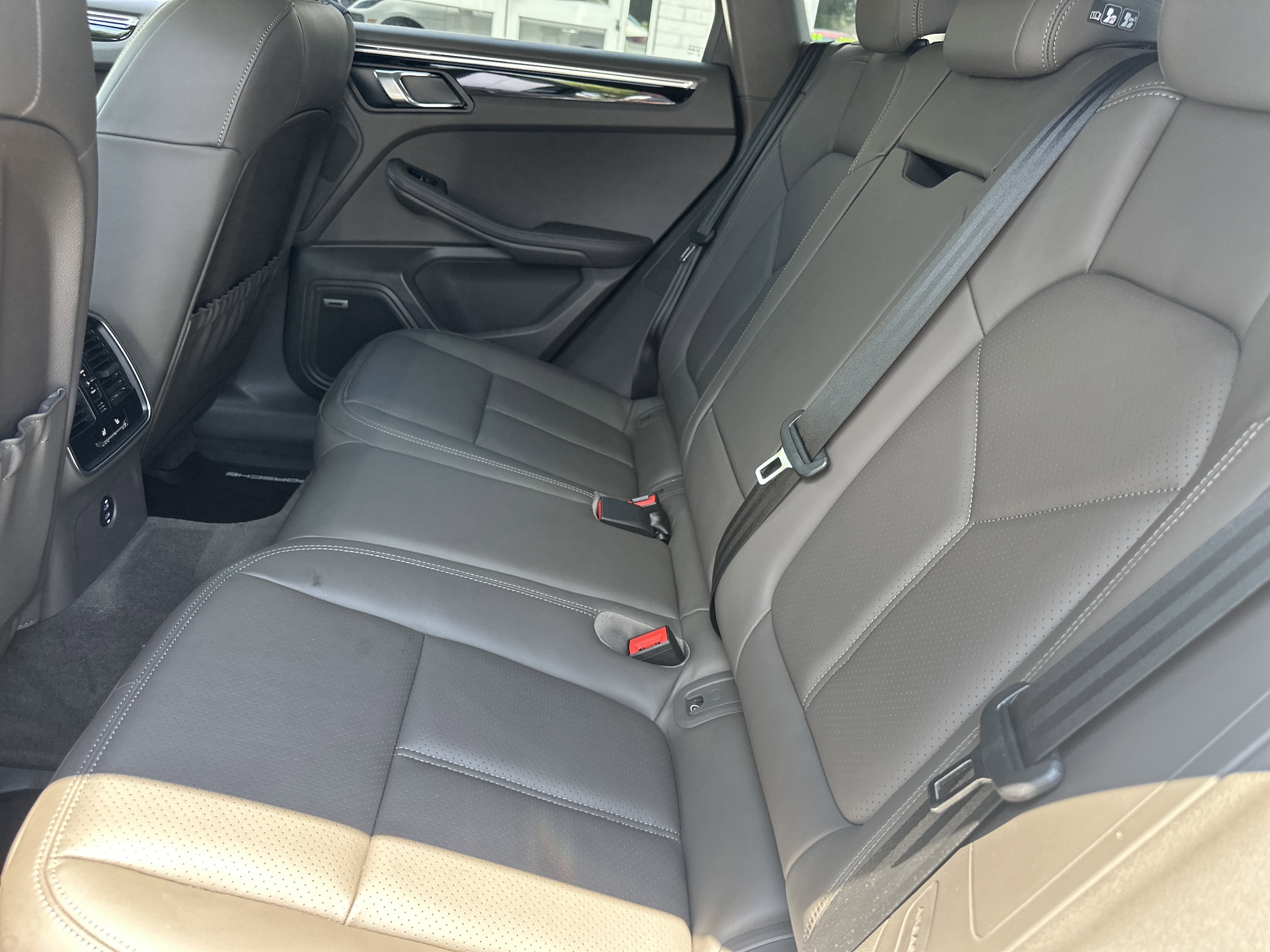 2025 Porsche Macan - Photo 12