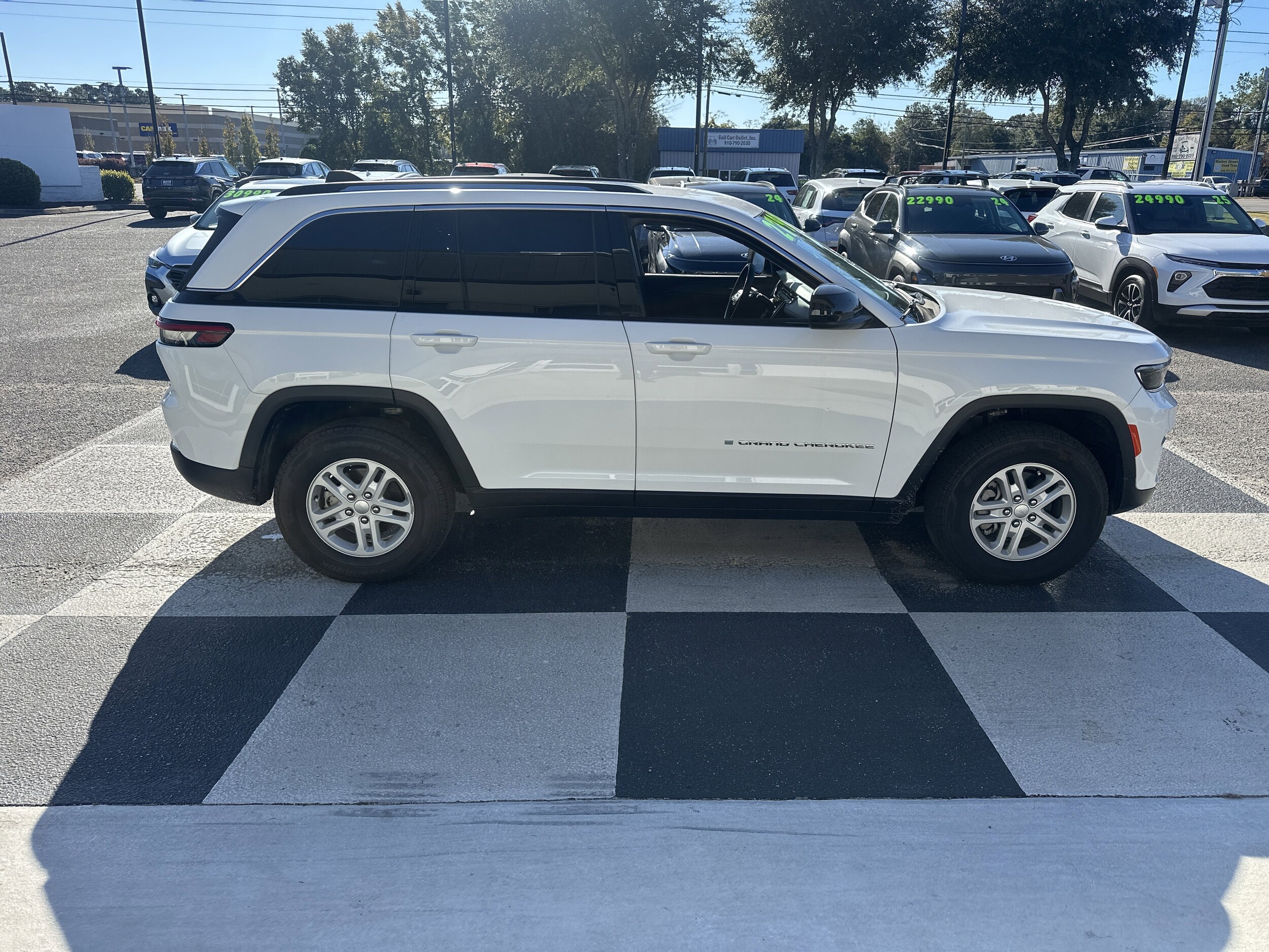 2023 Jeep Grand Cherokee Laredo photo 3