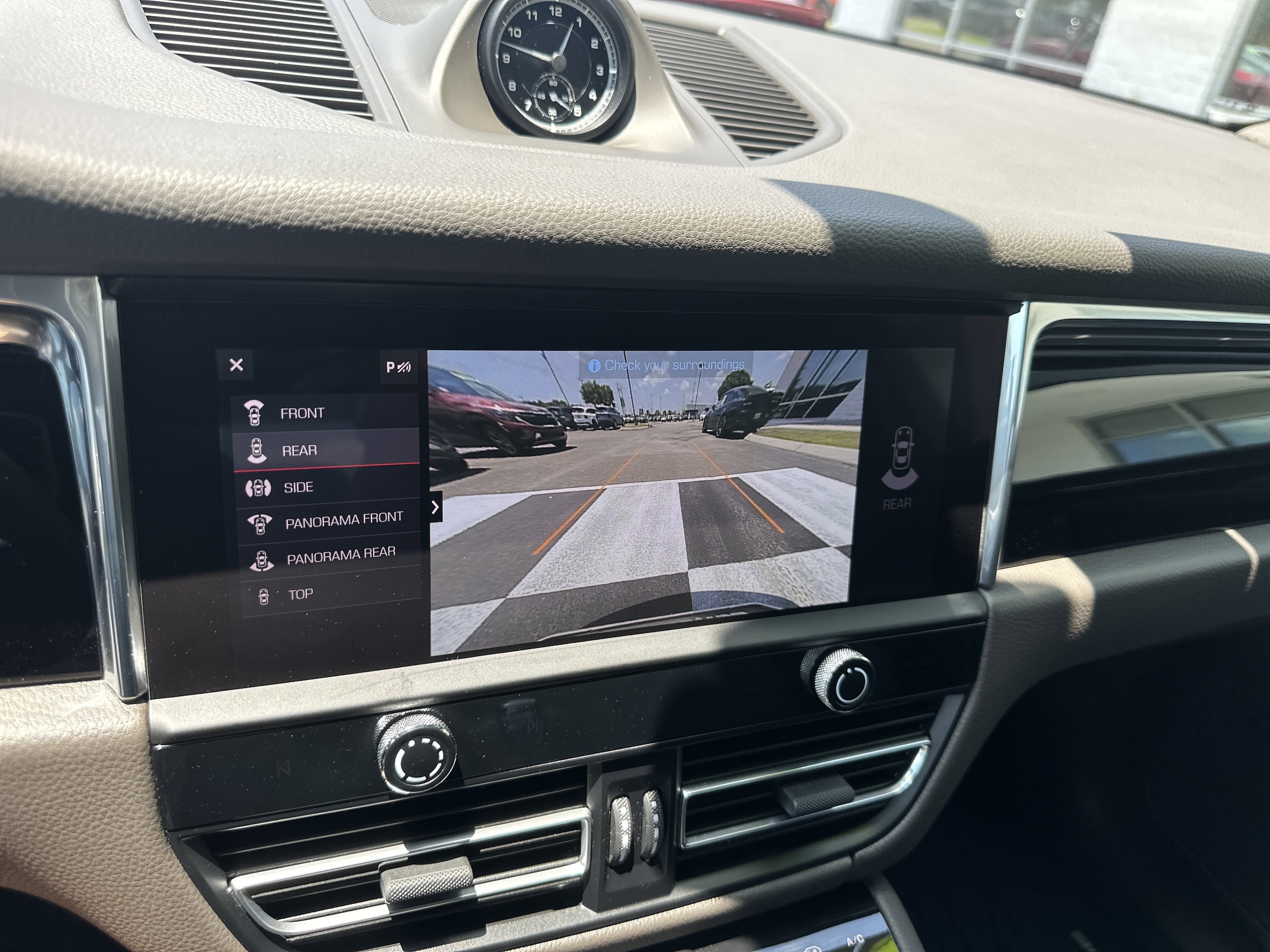 2025 Porsche Macan - Photo 18