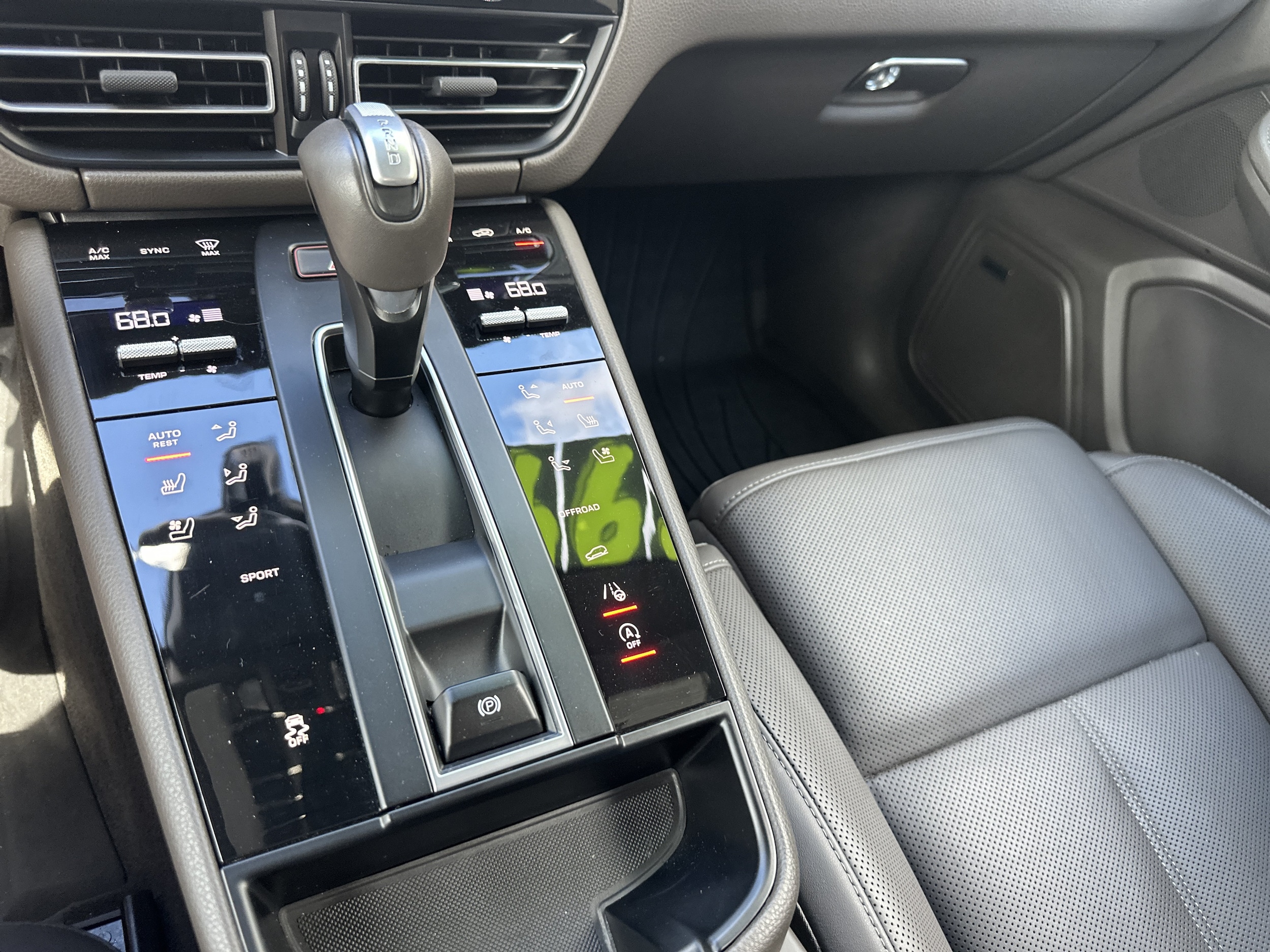 2025 Porsche Macan T - Photo 19