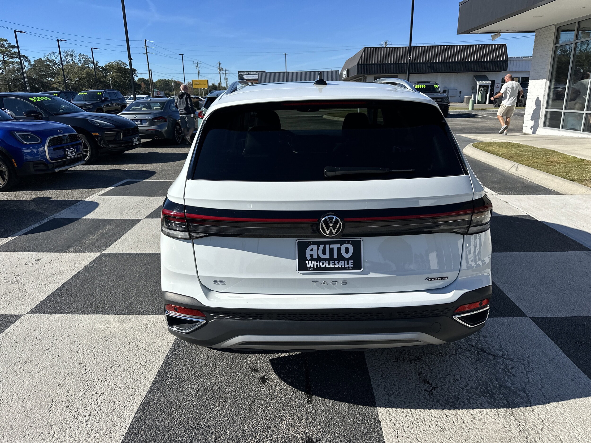 2025 Volkswagen Taos SE photo 4