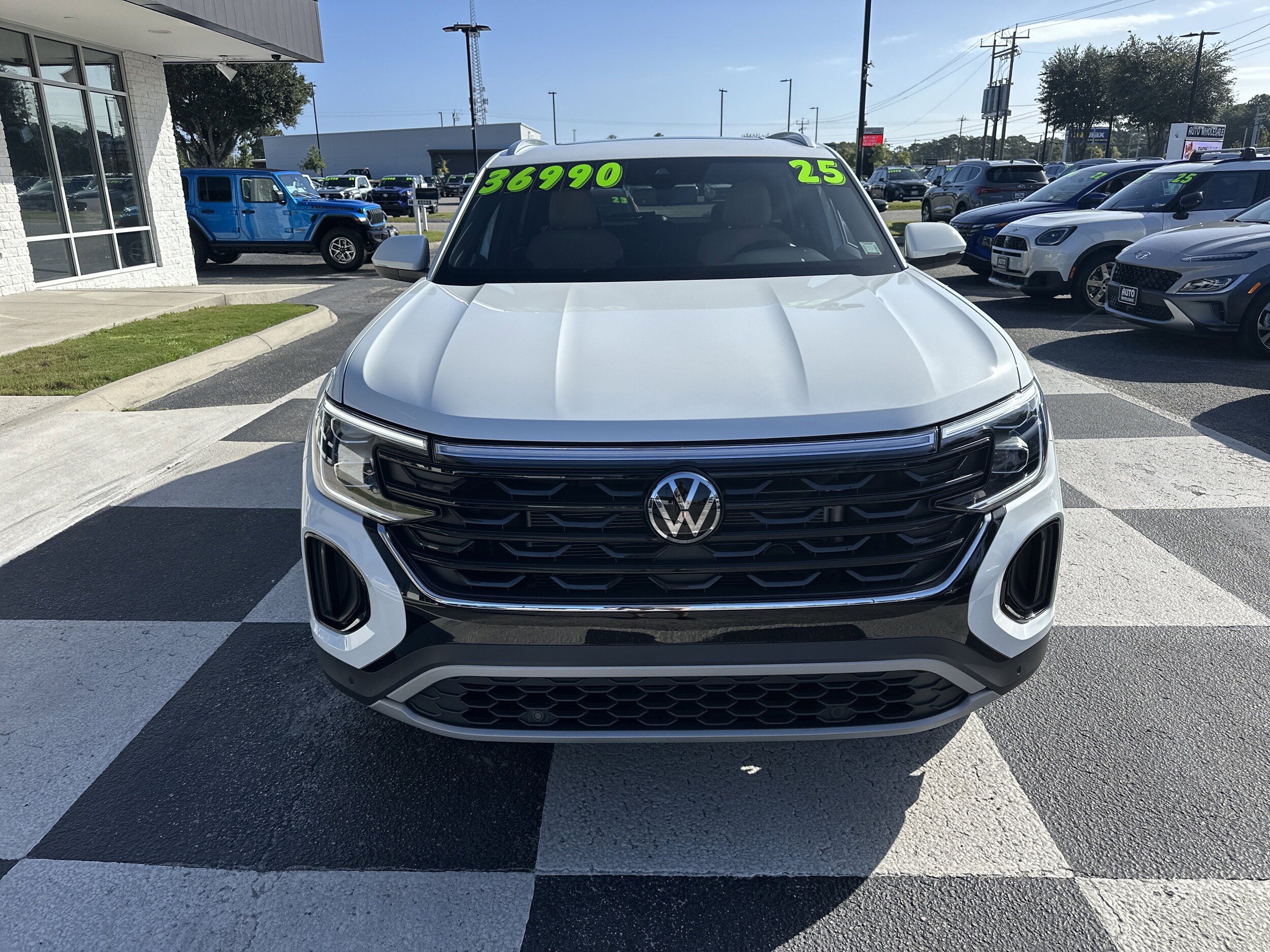 2025 Volkswagen Atlas Cross Sport SE photo 2