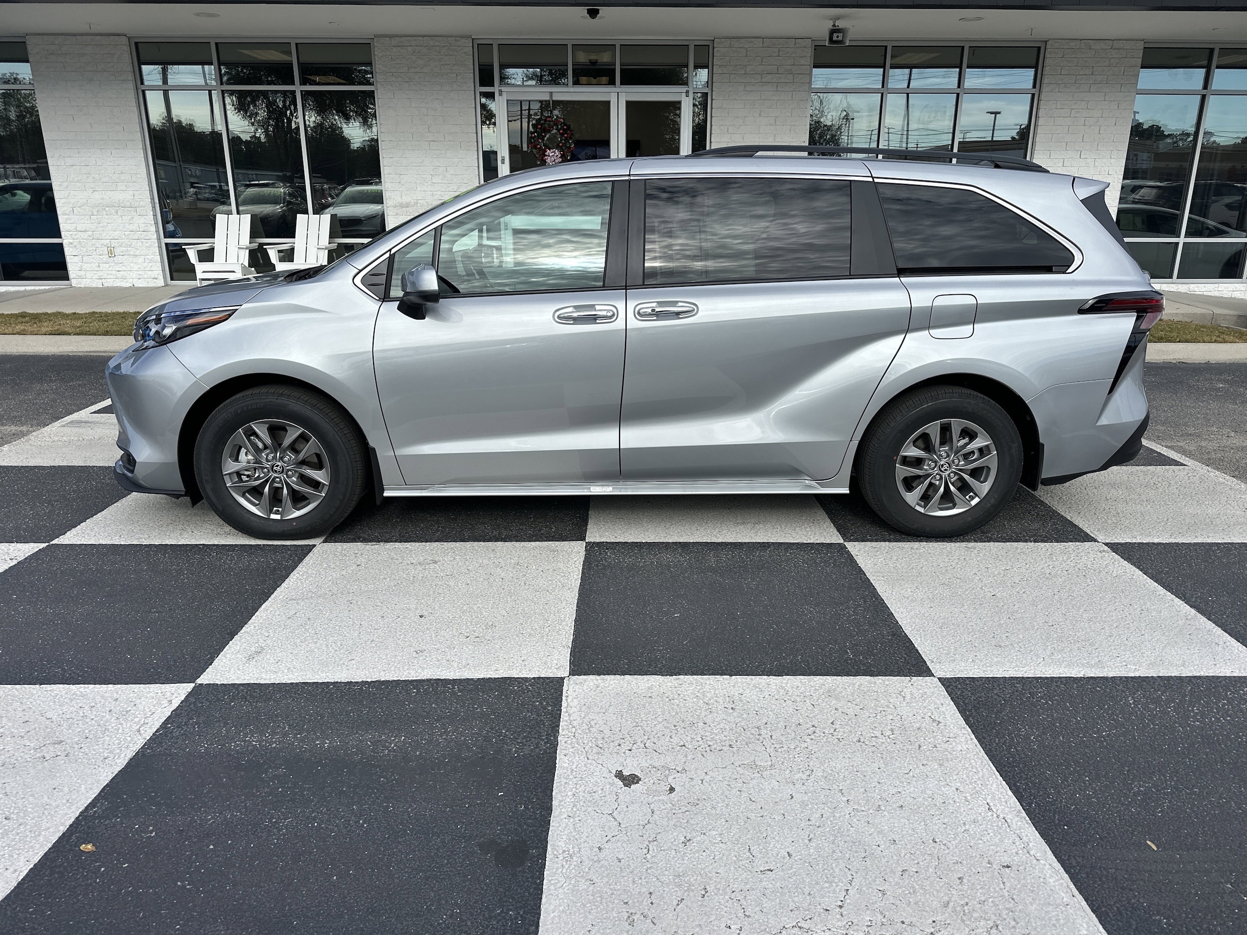 2025 Toyota Sienna XLE's photo