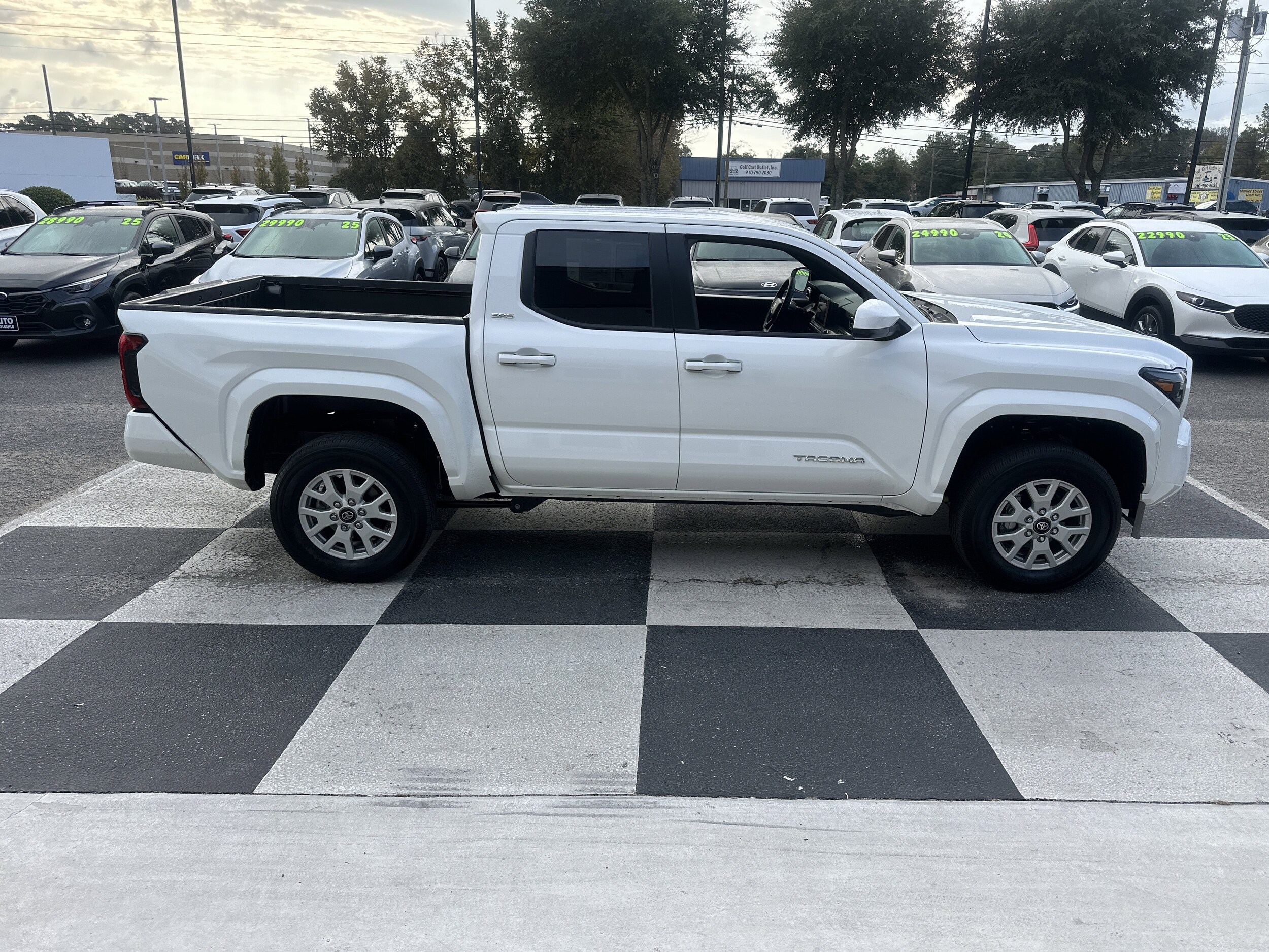 2024 Toyota Tacoma SR5 photo 3