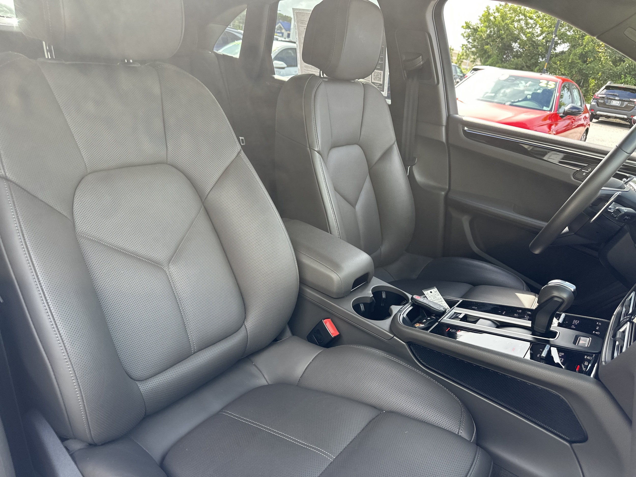 2025 Porsche Macan T - Photo 13