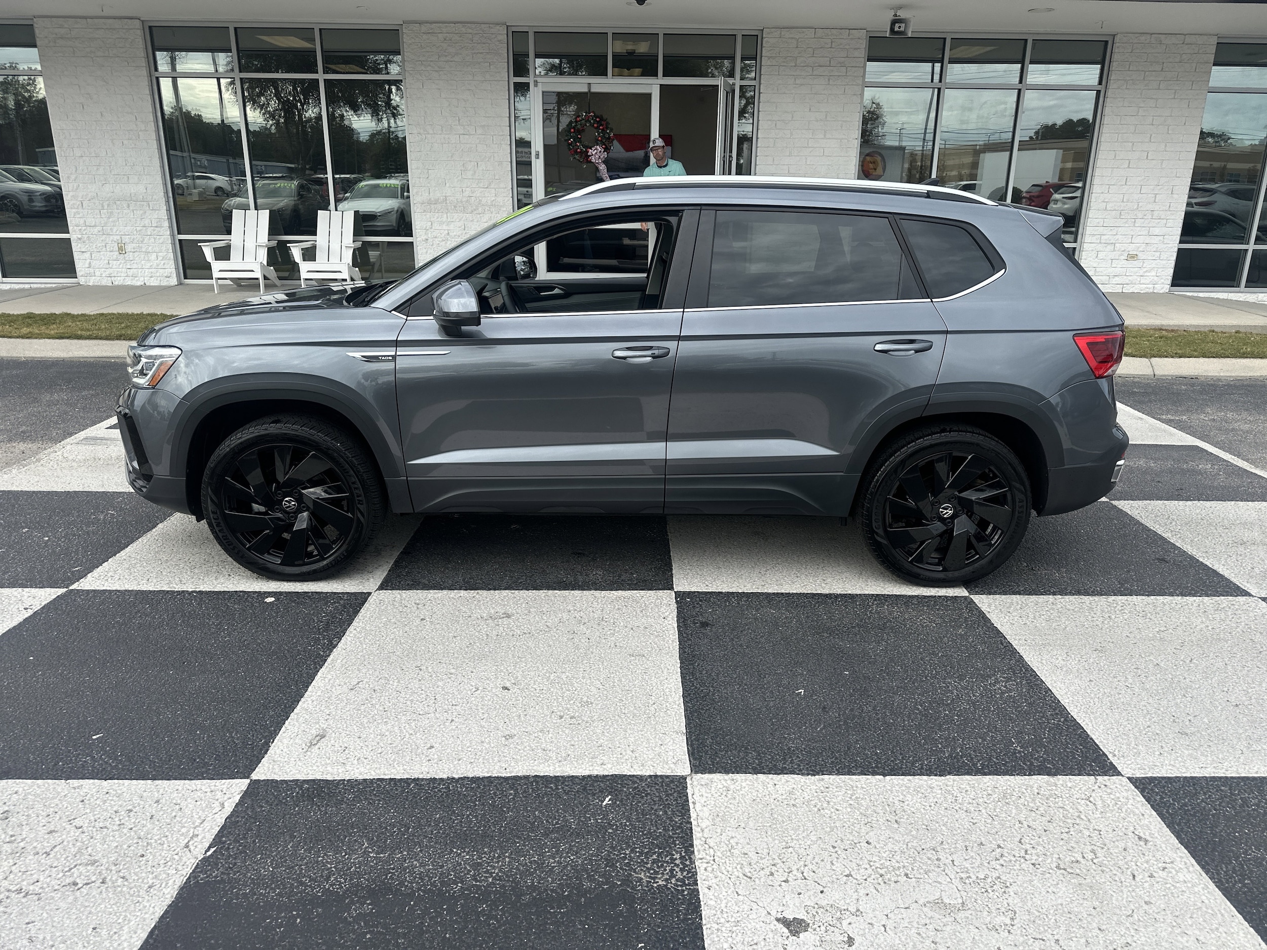 2024 Volkswagen Taos SEL's photo