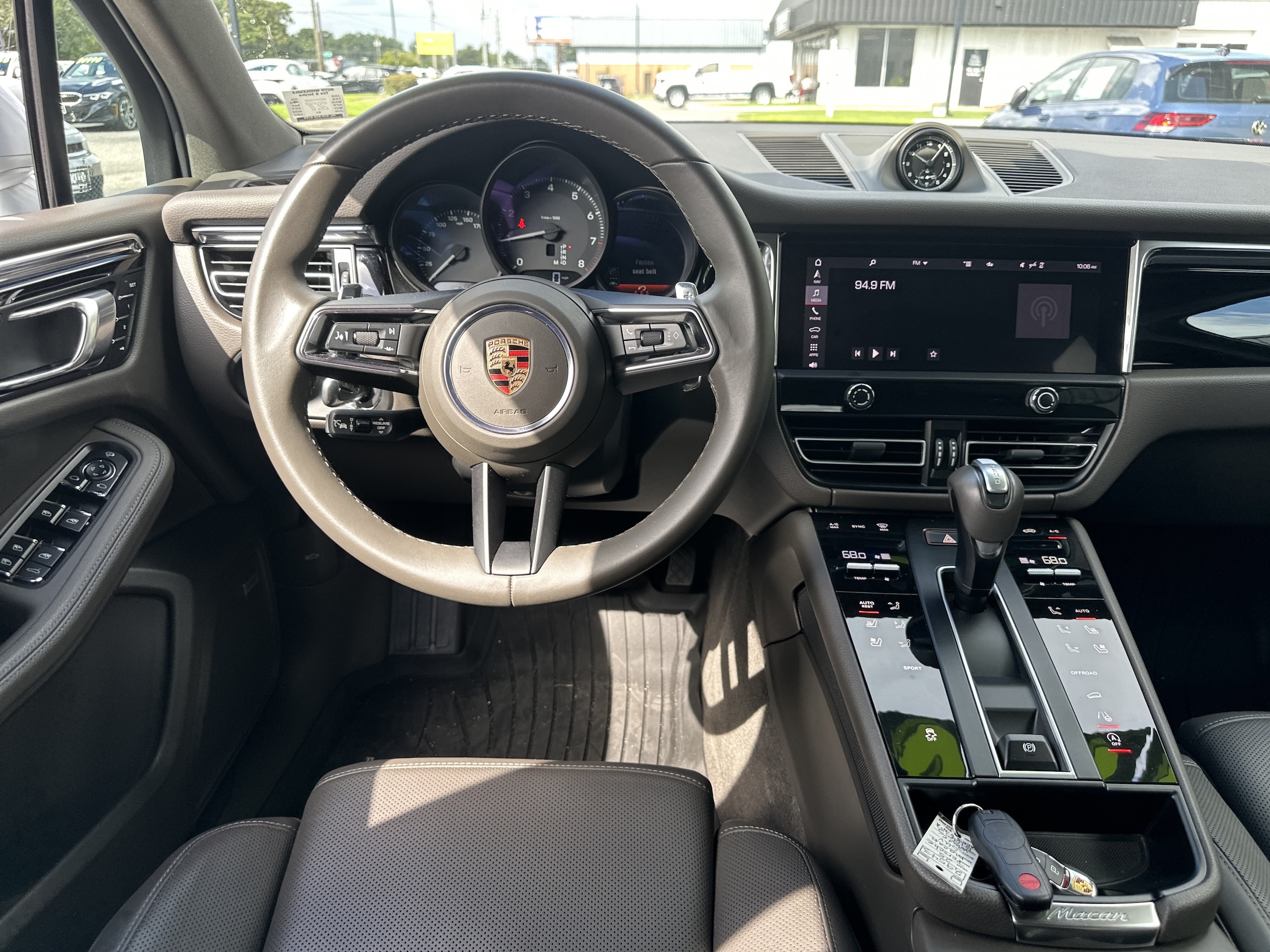 2025 Porsche Macan T - Photo 15