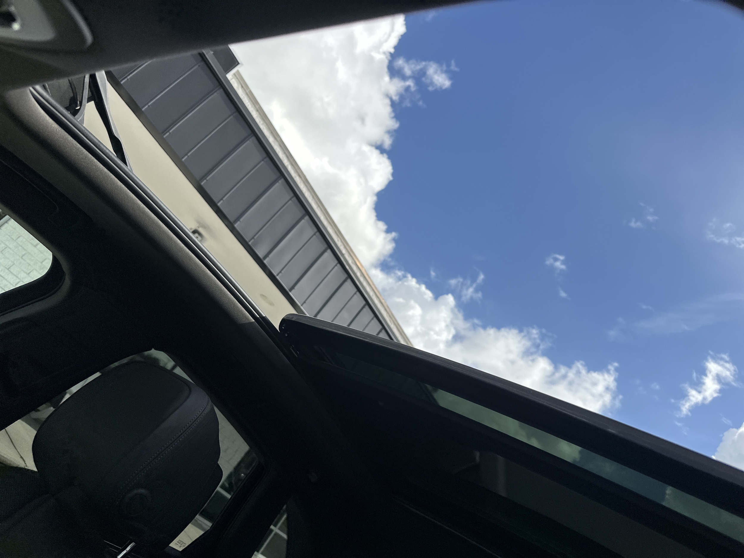 2025 Porsche Macan T - Photo 11