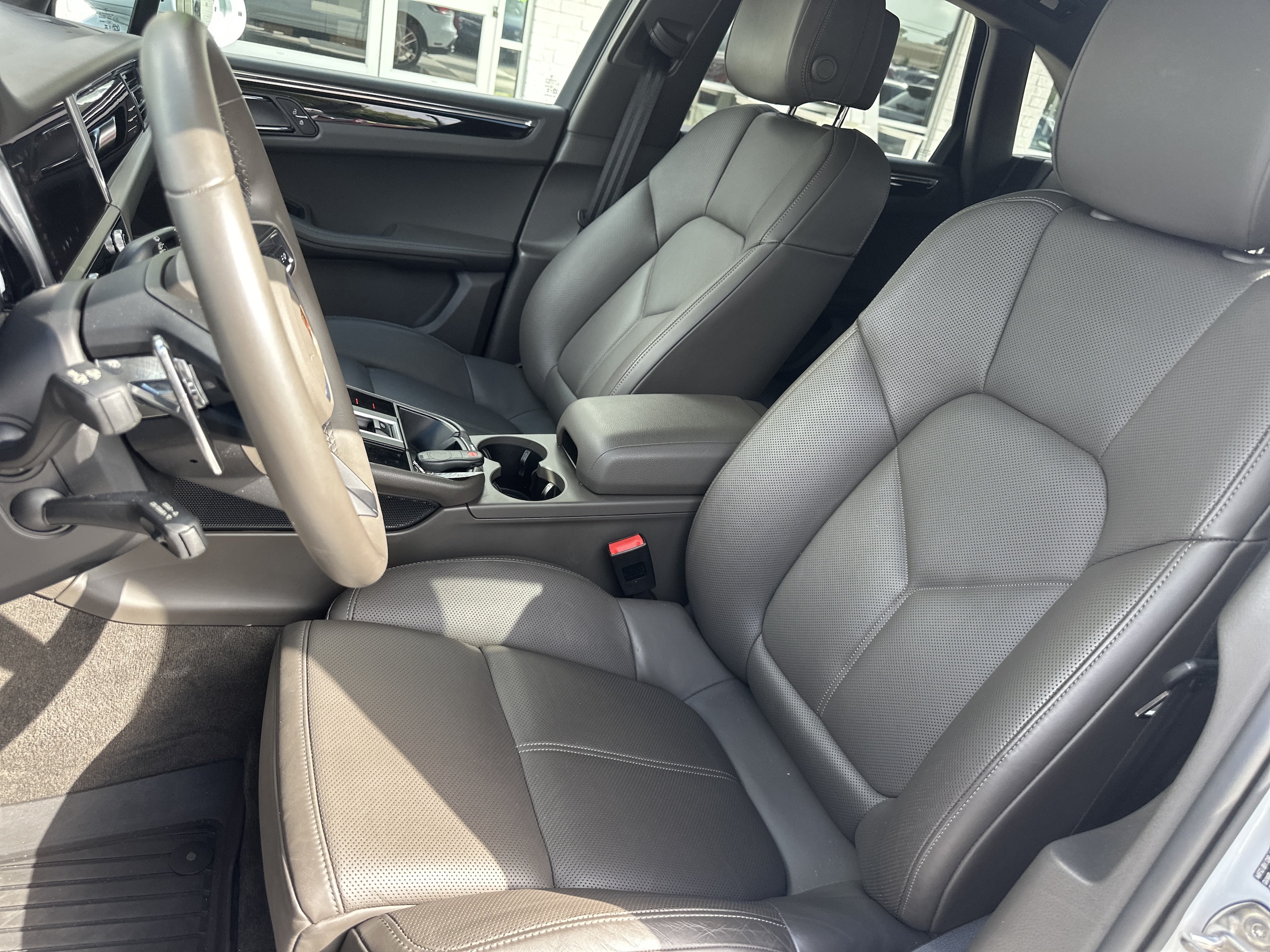 2025 Porsche Macan T - Photo 10