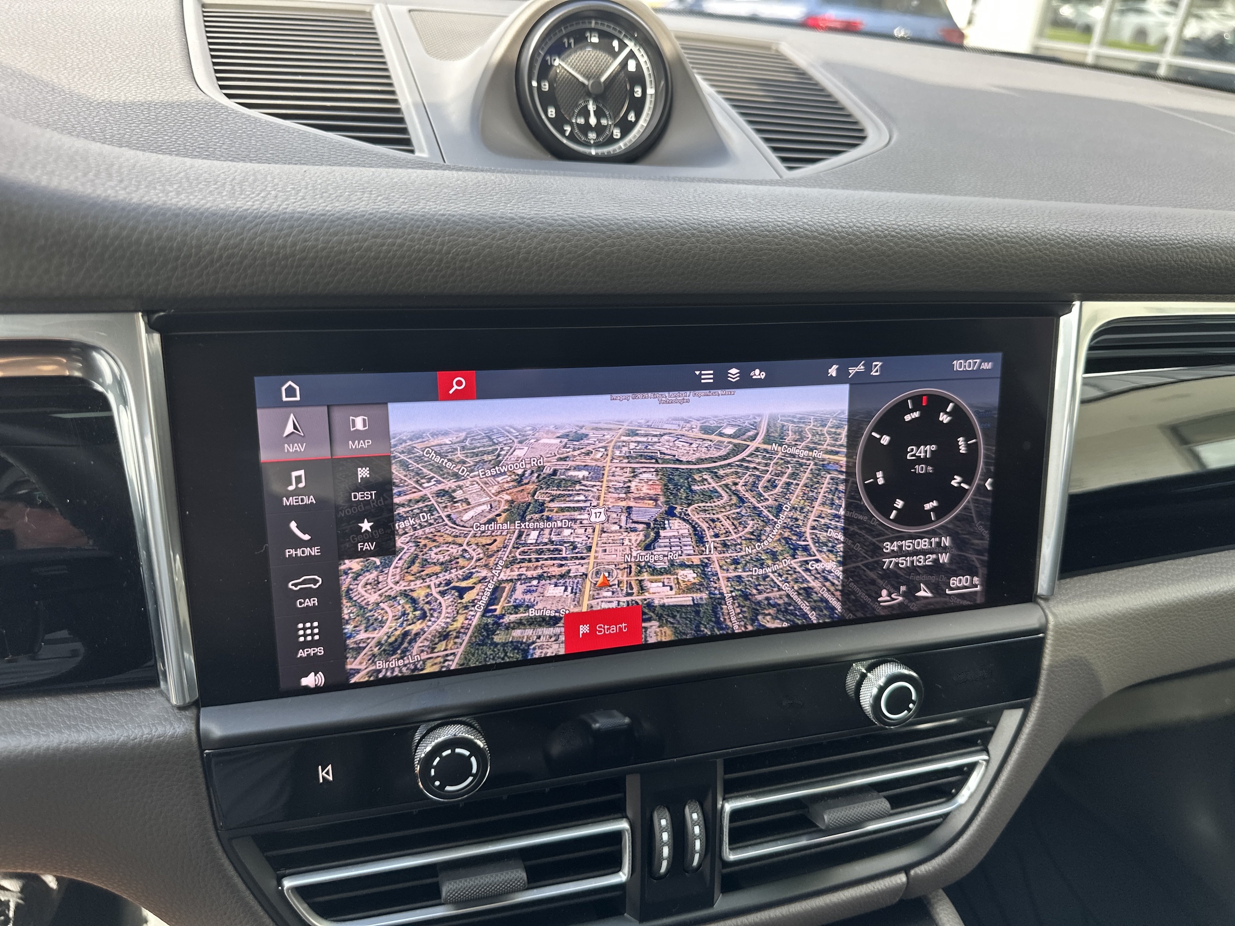 2025 Porsche Macan T - Photo 17