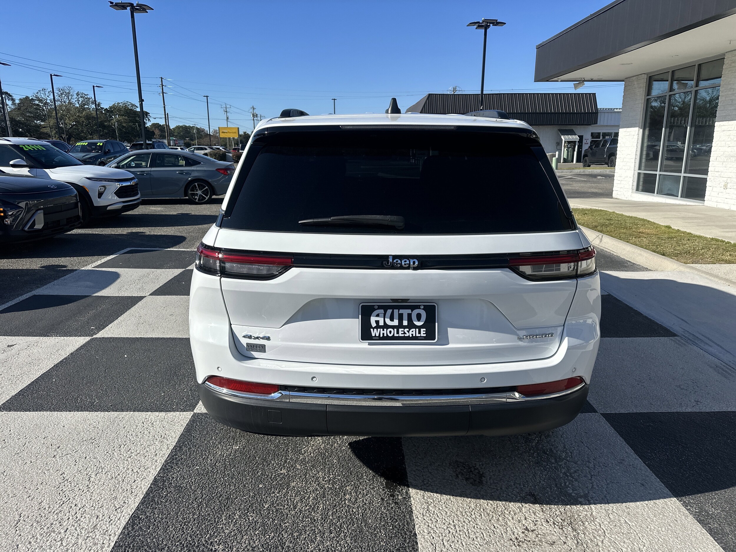 2023 Jeep Grand Cherokee Laredo photo 4