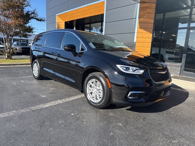 2026 Chrysler Pacifica Select's photo