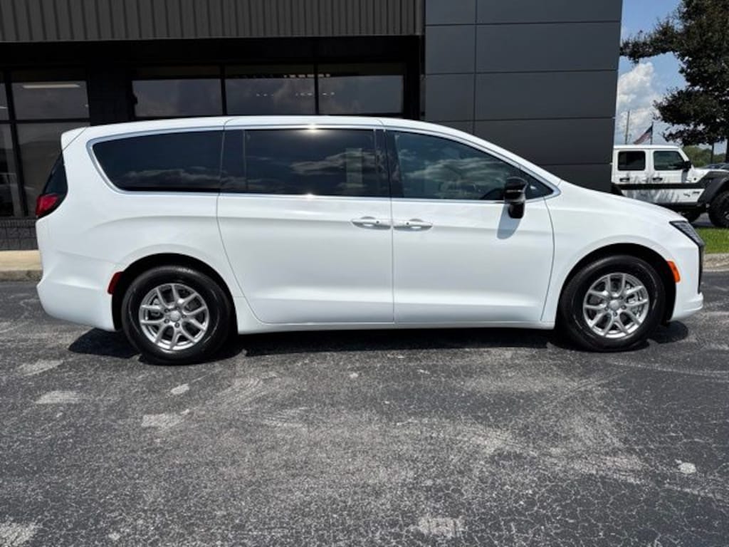 New 2027 Chrysler Pacifica Select FWD Minivan