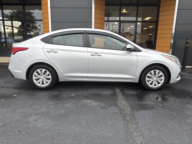2020 Hyundai Accent SE photo 2