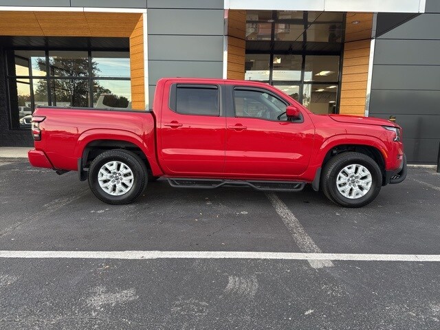 2022 Nissan Frontier SV Crew Cab photo 2