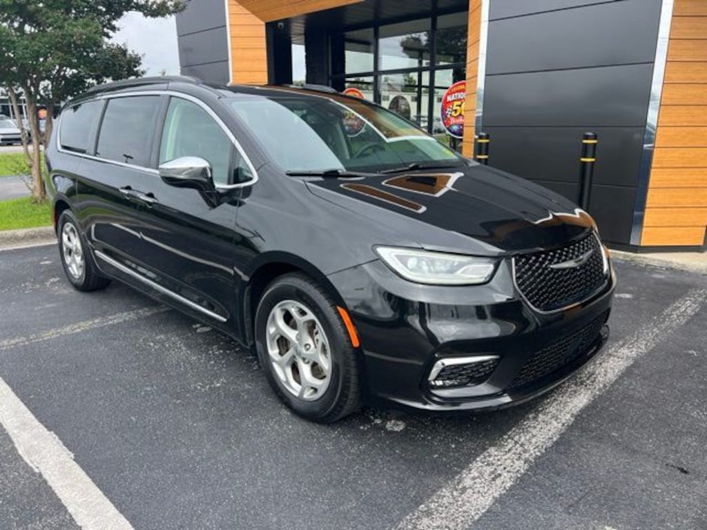 Used 2023 Chrysler Pacifica Limited Minivan