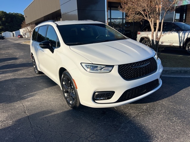 2026 Chrysler Pacifica Select's photo