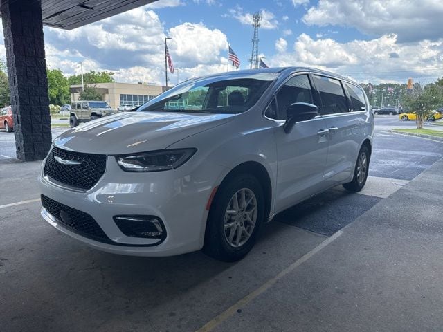 2024 Chrysler Pacifica Touring L's photo