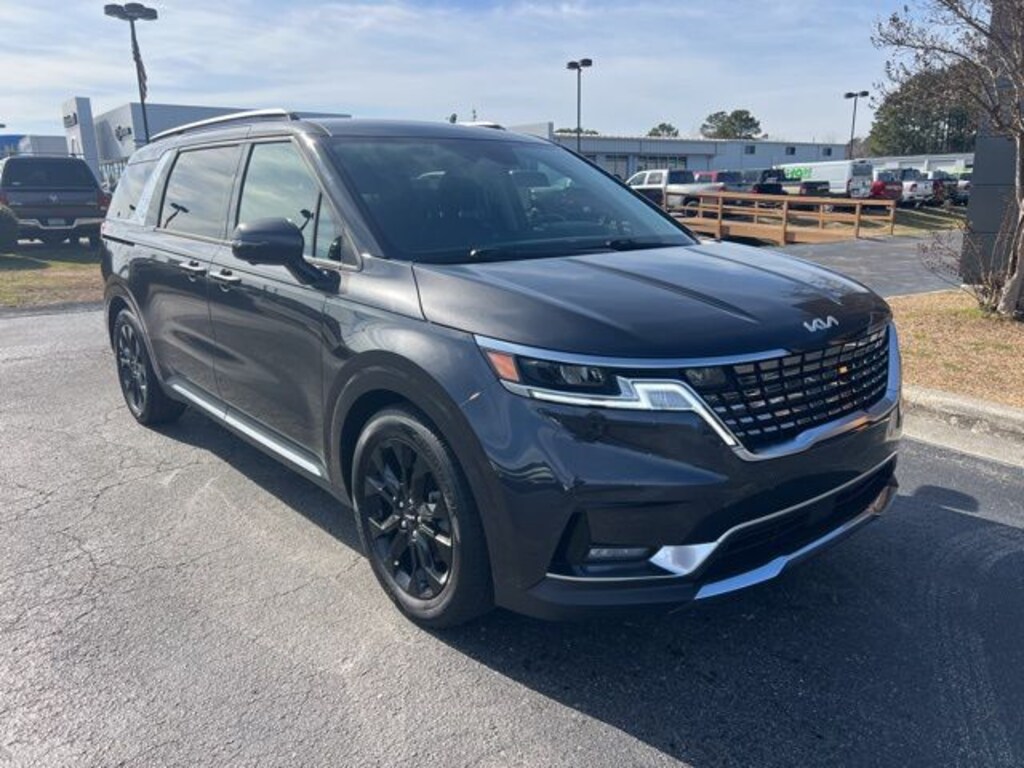 Used 2022 Kia Carnival SX Minivan